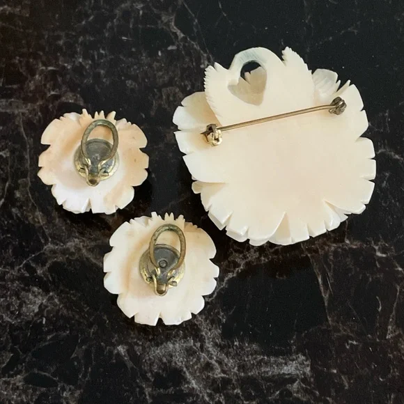 VTG Faux Ivory Carved Flower Retro Cottage Granny Brooch Clip Earring Set 50s - Picture 3 of 5